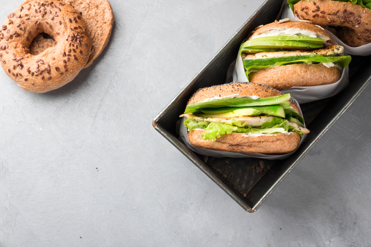 Bagel med kylling og avocado