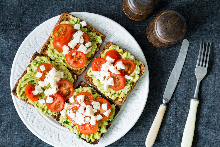 Tomat och avokado på rostat rågbröd