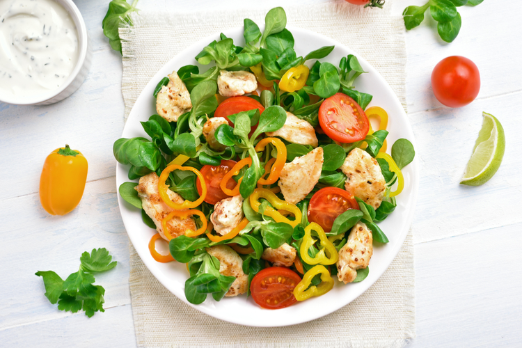 Kyllingesalat med hvidløgsdressing