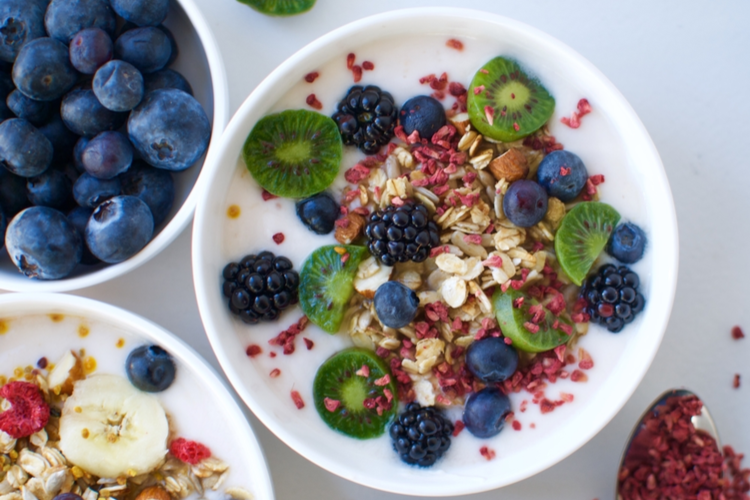 Græsk yoghurt med bær og kiwi