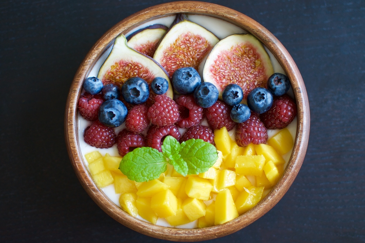 Yoghurt med mango, figen og bær