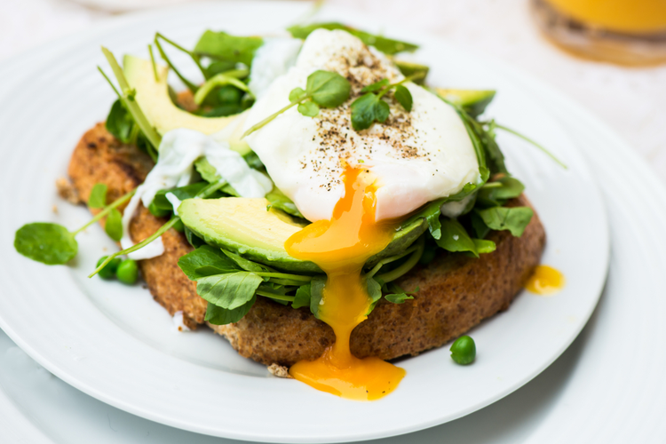 Pocheret æg, avocado og spinat på ristet brød