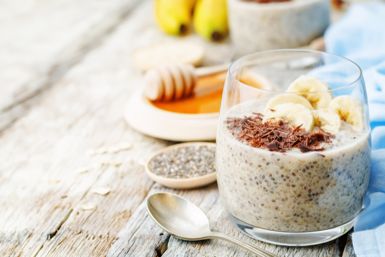Ontbijtgranen en quinoa met banaan