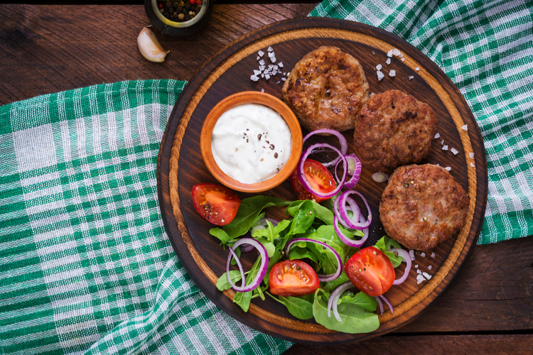 Köttbullar och sallad