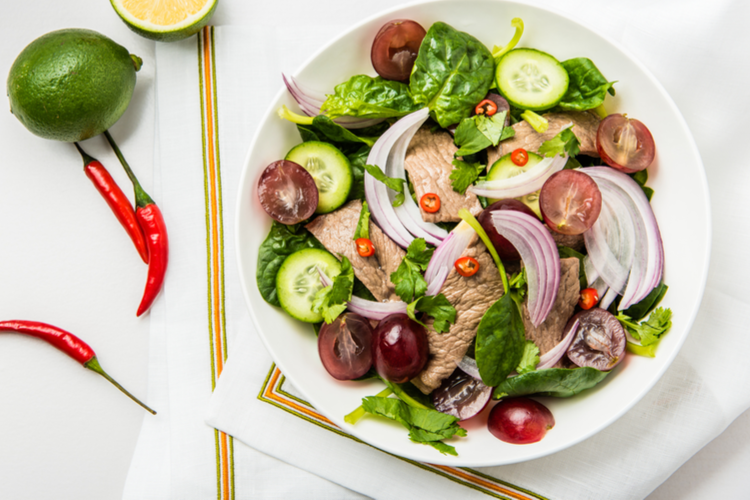 Farverig thailandsk bøfsalat