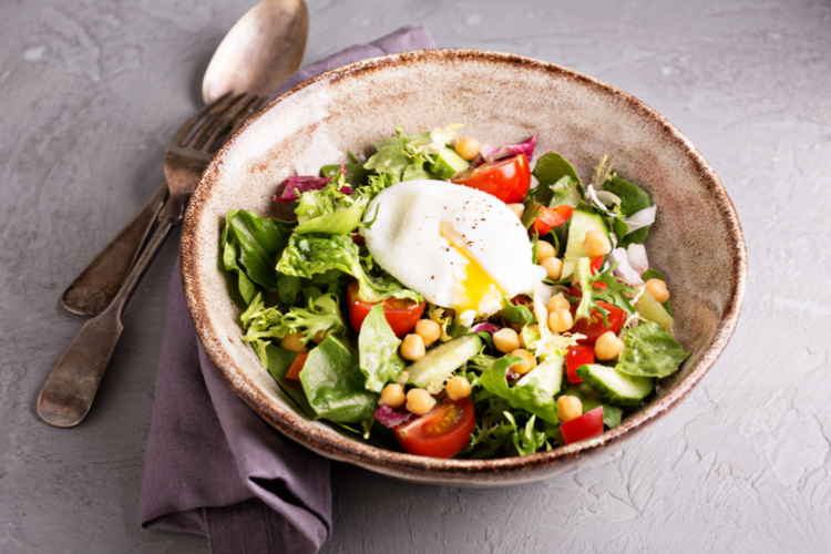 Salat med pocheret æg