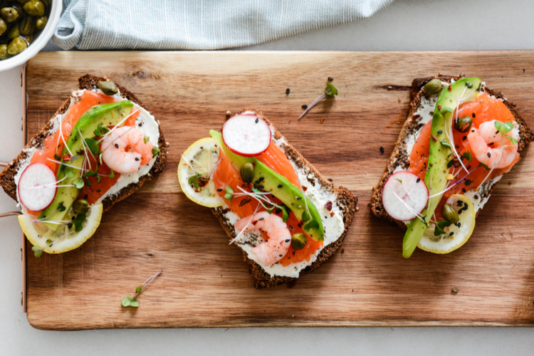 Smørrebrød med laks og rejer