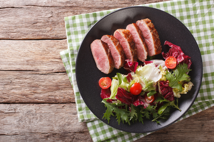 In de oven geroosterde eend met gemengde salade