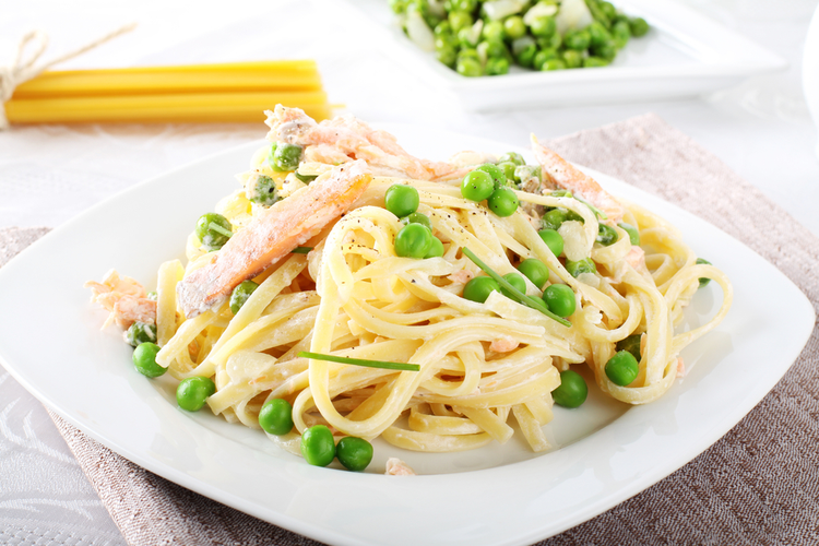 Pasta med ärtor och lax