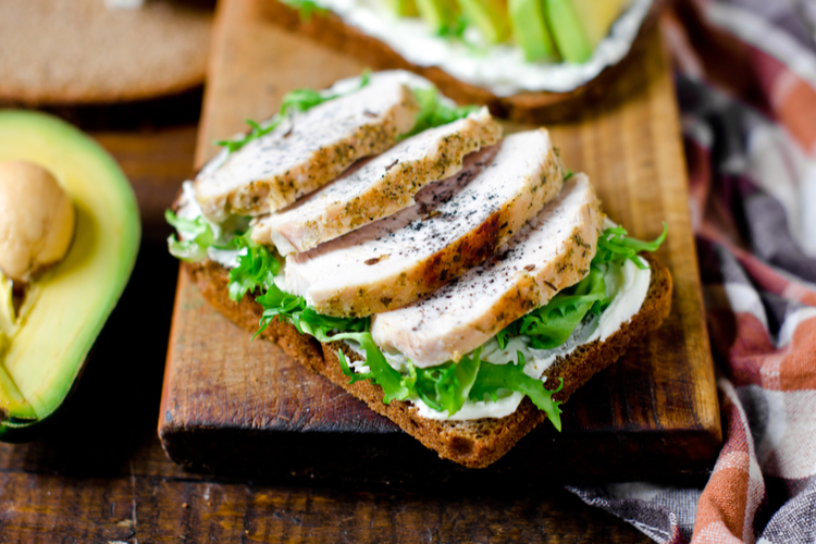 Avocado en kip op geroosterd roggebrood