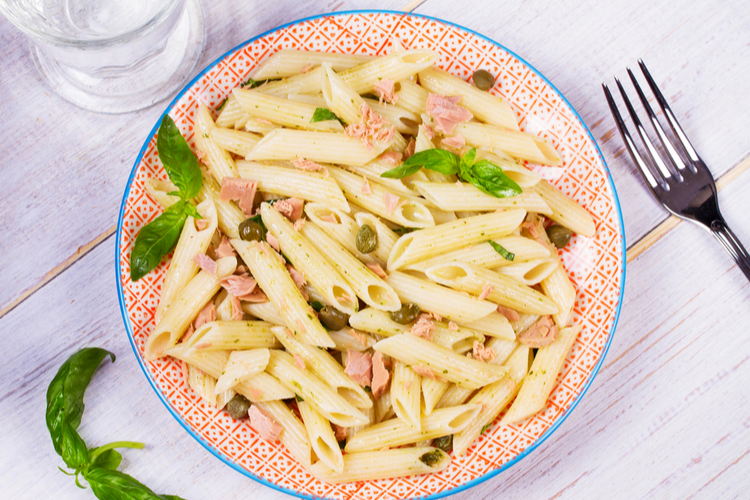 Pasta penne met tonijn, kappertjes en basilicum