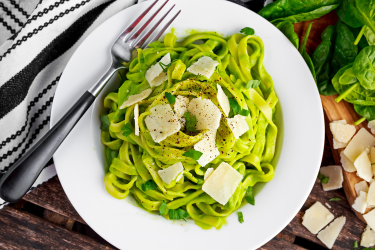 Pasta med spinat-avocadopesto