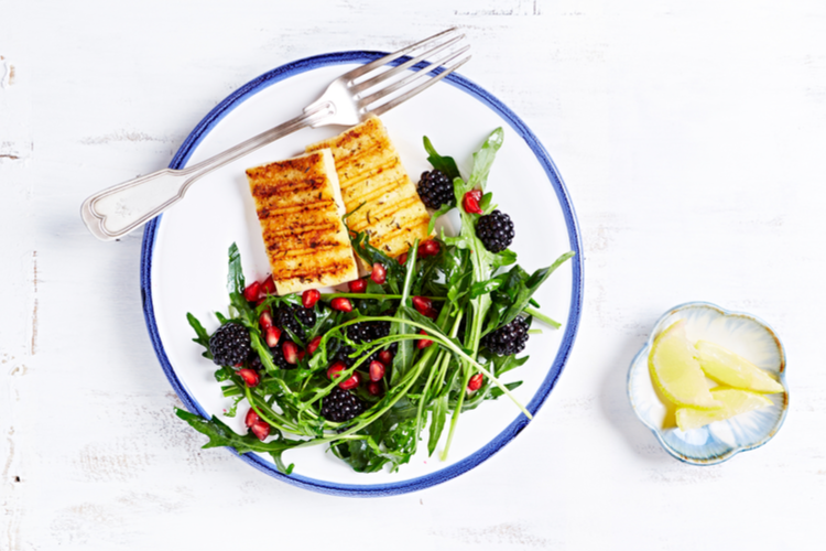 Gegrilde tofu en braambessensalade