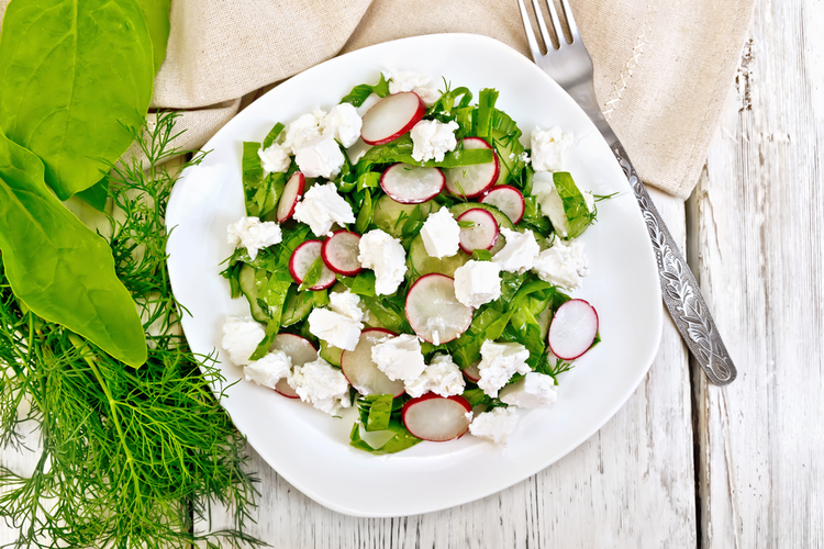 Spinazie-komkommer-radijs salade