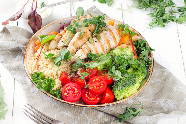 Kylling-quinoa-grøntkålsalat