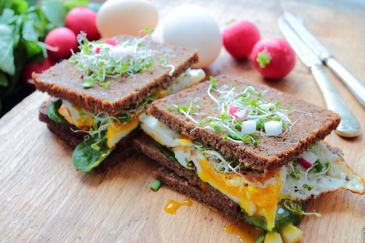 Rugbrødssandwich med spejlæg