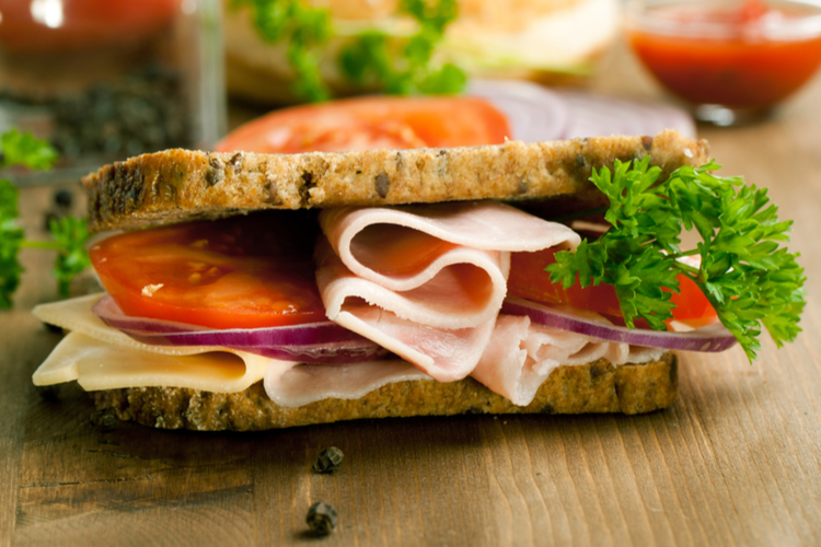 Smörgås av rågbröd med hamburgare och ost