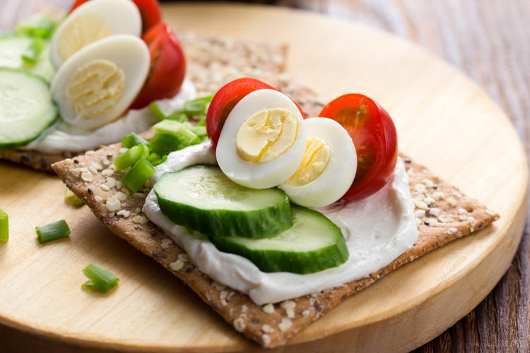 Knækbrød med æg
