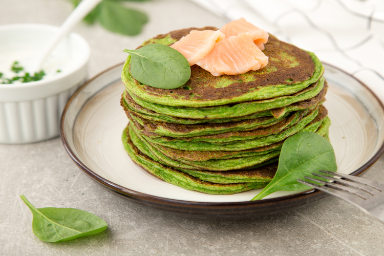 Gröna pannkakor med lax