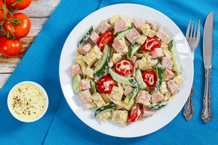 Agurk-tomatsalat med skinke