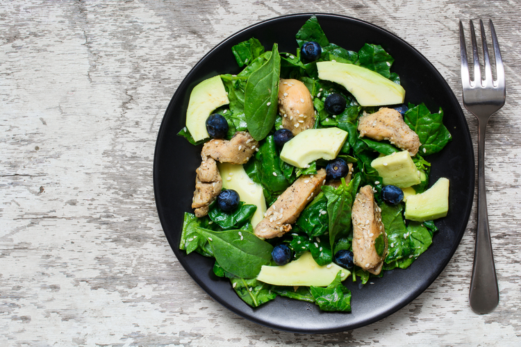 Kyllinge-avocado-blåbærsalat