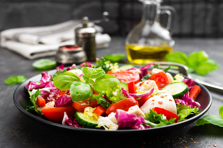 Salade met kip en groenten