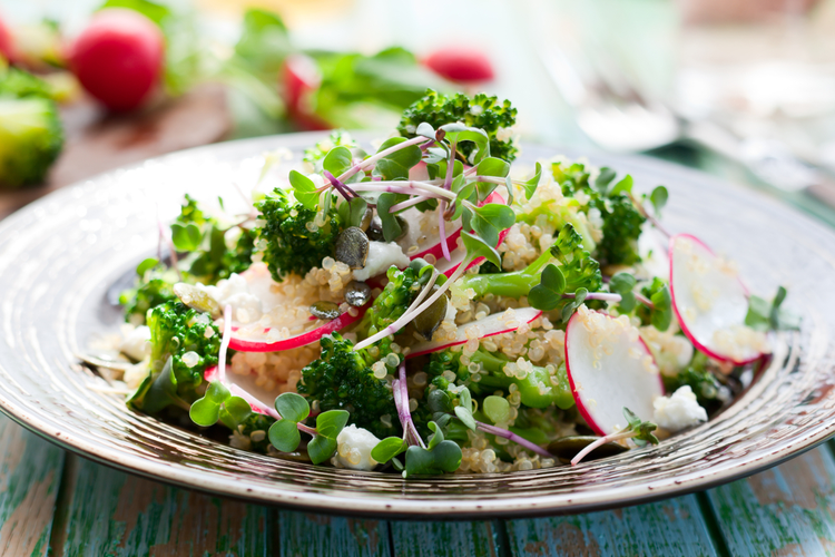 Quinoa-broccolisallad