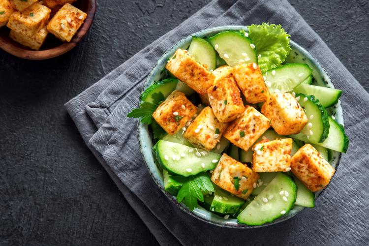 Gegrilde tofu en komkommersalade