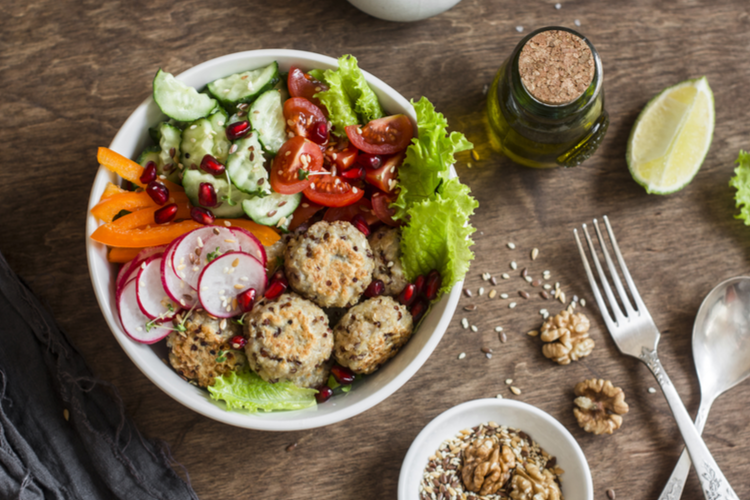 Quinoakødbollesalat