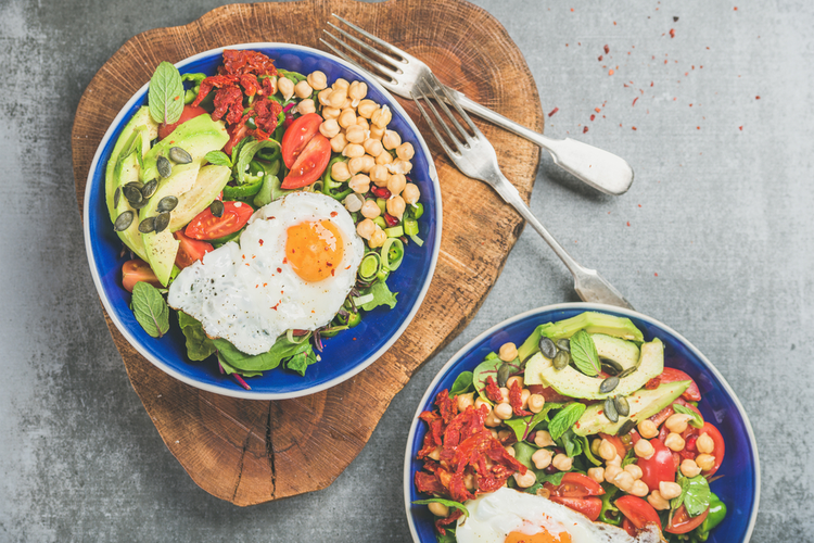 Avocadosalat med spejlæg