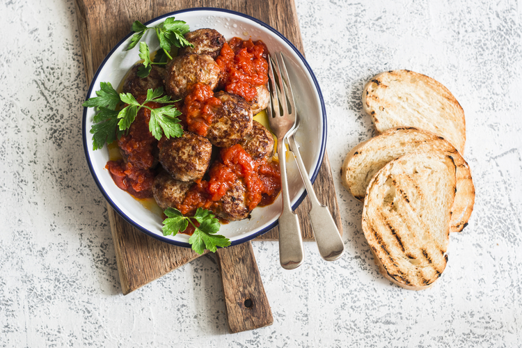 Bagte kødboller og tomatsauce
