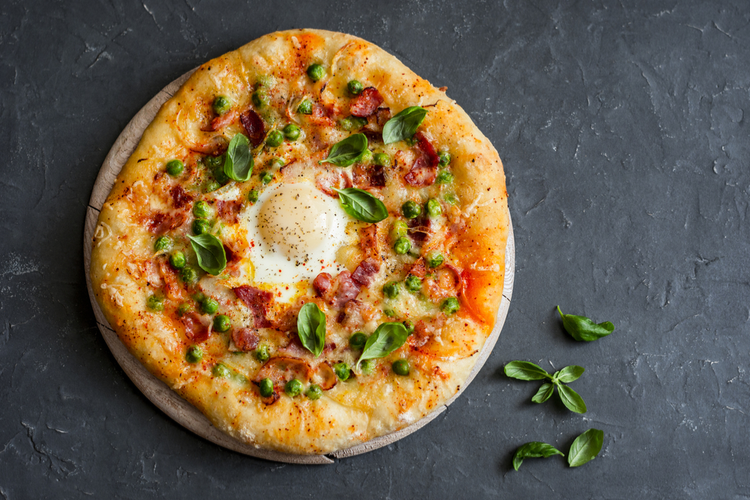 Pizza carbonara met doperwten