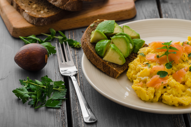 Røræg med avocado på ristet brød