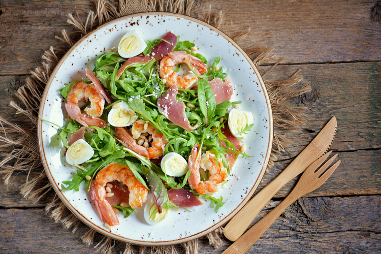 Salade van tijgergarnalen met serranoham