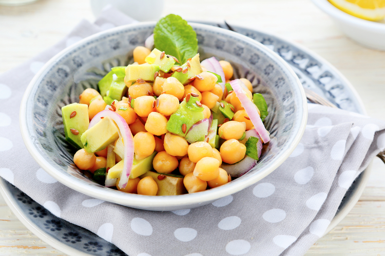 Kikärtsavokadosallad