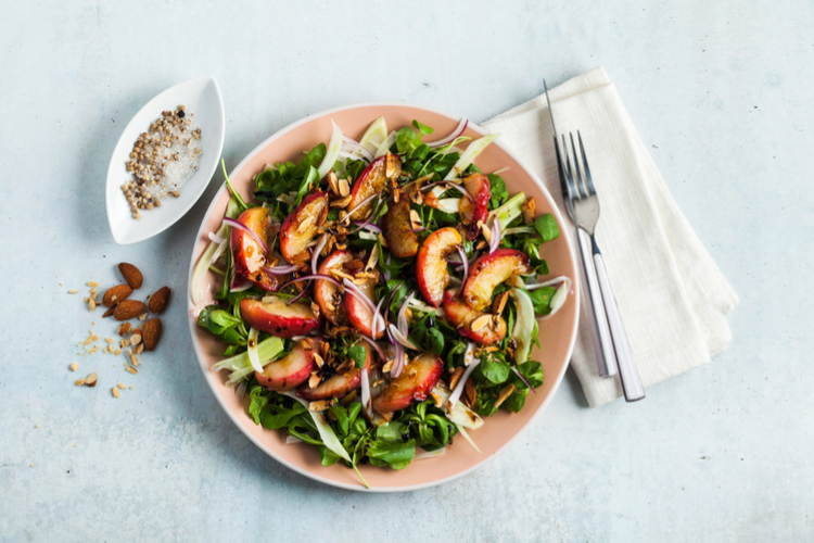 Persika-rucola-sallad