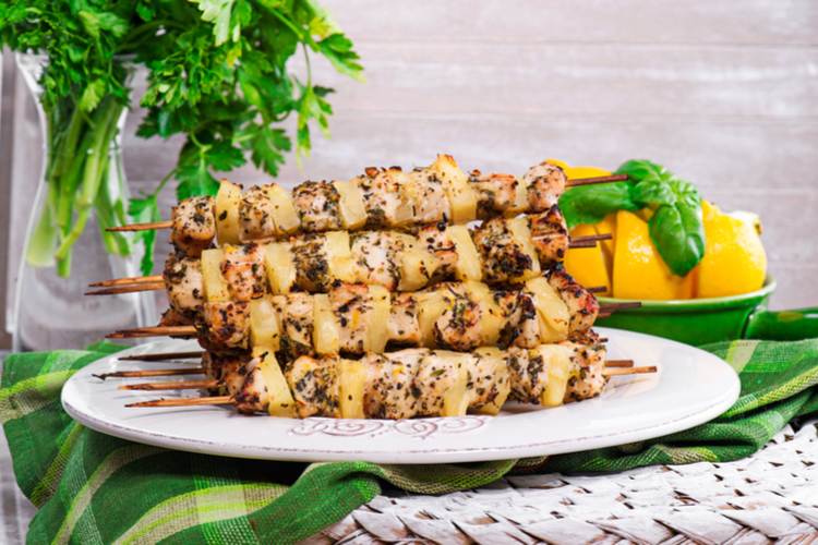 Spiesjes van kip en ananas