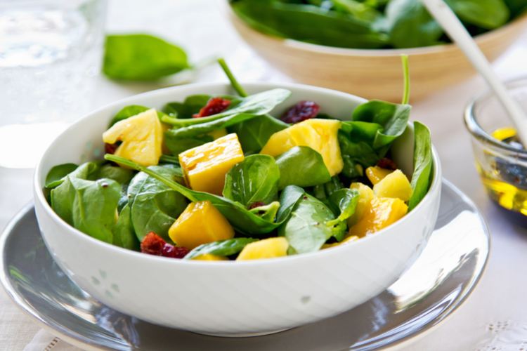 Mango och ananas sallad