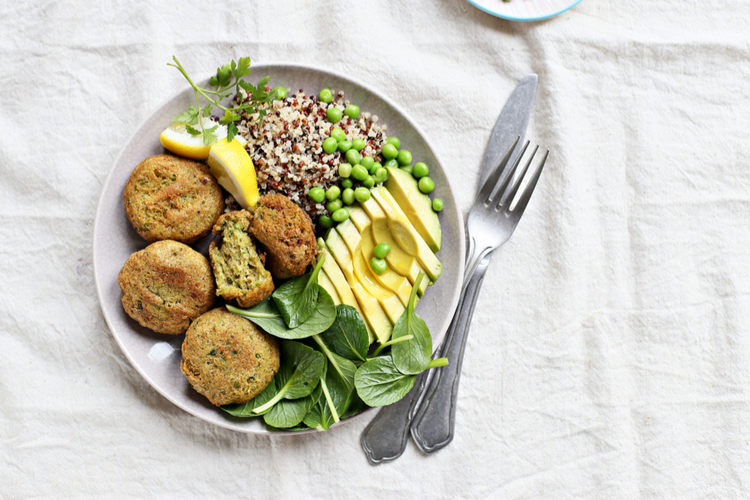 Zelfgemaakte falafel en quinoa salade