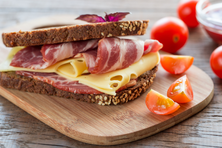 Roggebrood sandwich met serranoham en kaas