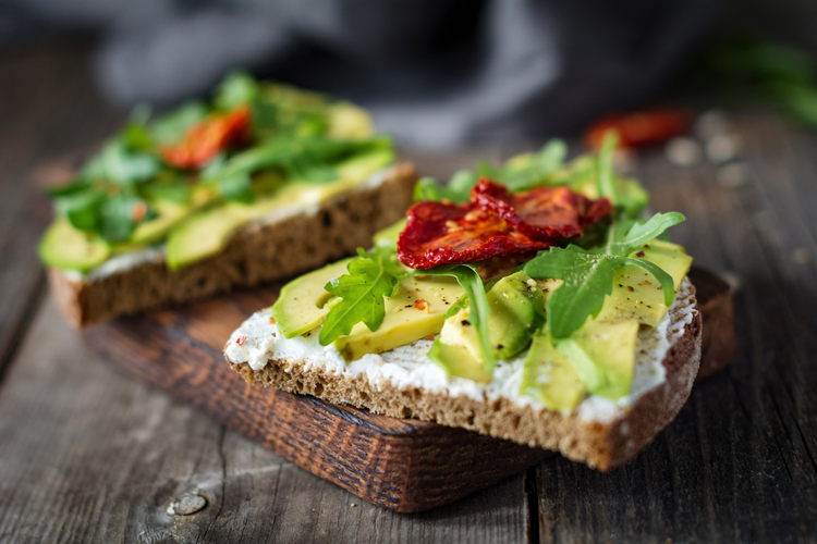 Avokado och ruccola på rostat rågbröd