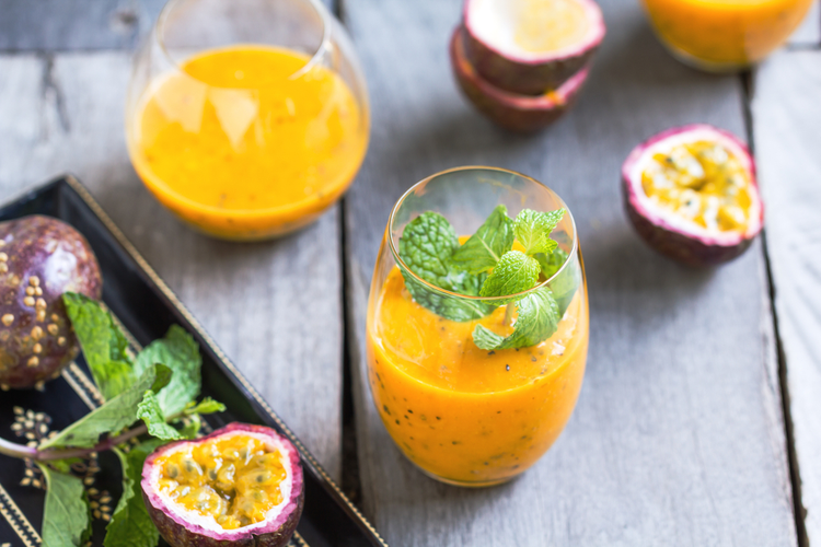Mango-passionsfrugtsmoothie