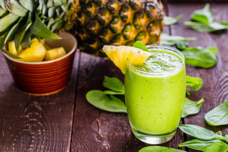 Ananas-æble-spinatsmoothie