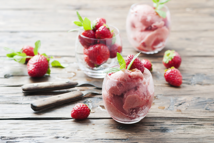 Zelfgemaakte aardbei-mint sorbet