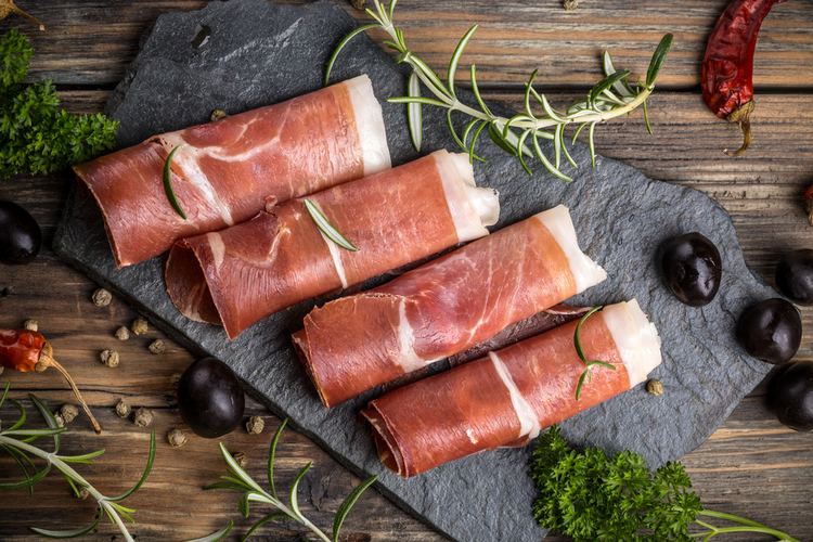 Sperziebonen gewikkeld in Parmaham